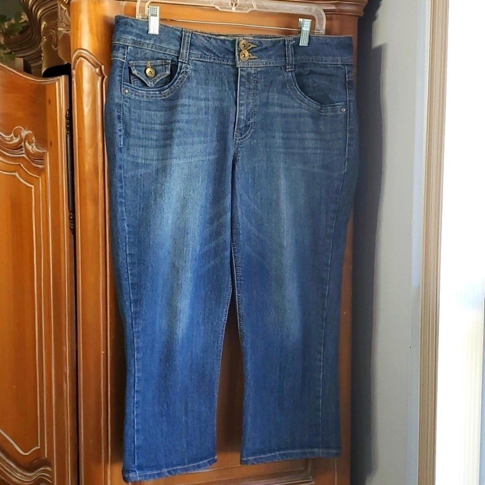 Artisan Crafted women's denim capris. Size‎ 14. Enbroidery pockets.